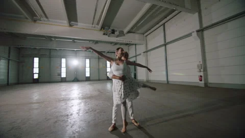 Ballett on Concrete 動画素材 284378430