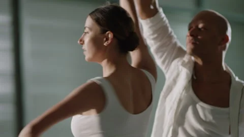 Ballett on Concrete 動画素材 284380759