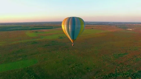 Balloon in flight at sunset 스톡 동영상 98421153