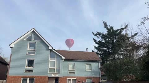 A balloon flying over a block of flats in England 库存影片 331340063