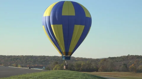 Balloon landing 스톡 동영상 43858474