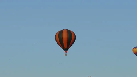 The balloon soars in the sky Video stock 113333315