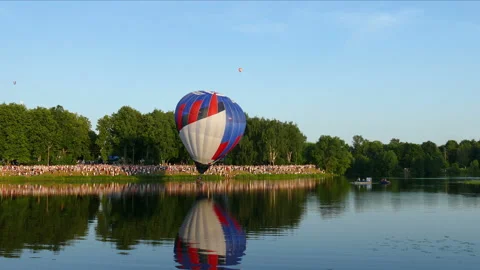 The balloon soars in the sky 動画素材 113339091