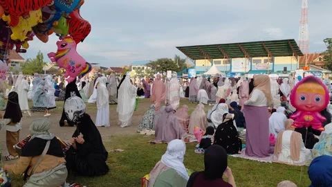 Balloon vendor at Eid prayer preparation field in Majene 库存影片 332627485