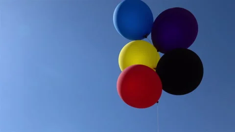 Balloons on the blue sky in 4k Vídeos de archivo 86994293