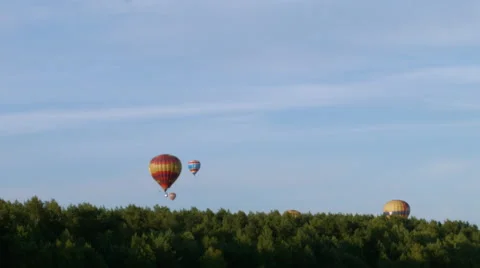 Balloons land beyond the forest Vidéo 52485366