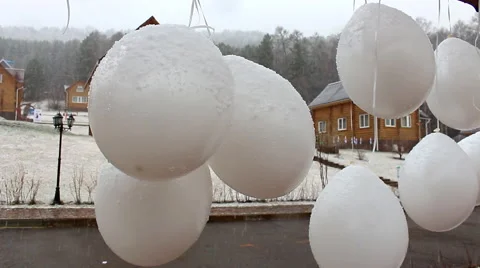 Balloons in the snow Video stock 62773612