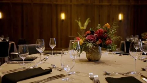 Ballroom table place setting details - steadicam tracking shot Stockbeeldmateriaal 99597973