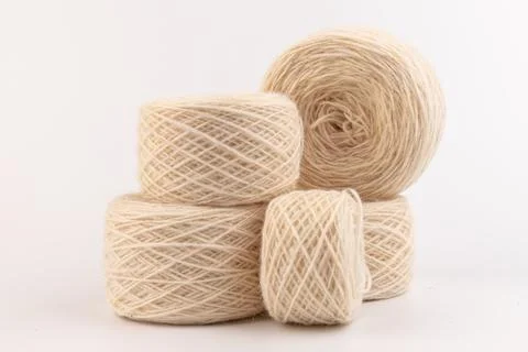 Balls of light woolen thread on white background. natural wool. knitting. bac Foto stock