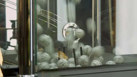 Balls with numbers turn inside a trasparent box 動画素材 123216105