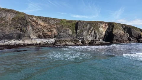 Ballyvooney Cove Cliffs and Breaking Sea Waves 4K 库存影片 333933318