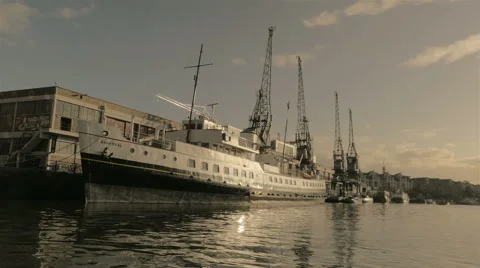 Balmoral ship in dock with the sun setting Vídeo Stock 41435524