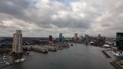 BALTIMORE INNER HARBOR MIRROR BULDING WITH CLOUDS Stockbeeldmateriaal 237184008