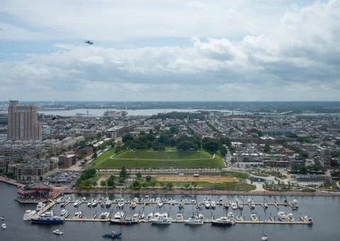 BALTIMORE (Sept. 10, 2022) Two MH-53E Sea Dragon helicopters fly over Fede... Fotos Stock