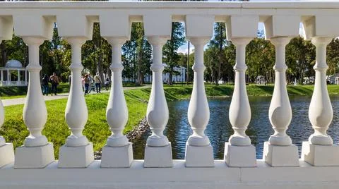 Balustrade. Row of classic white balusters Foto stock