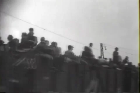 BAMBERG, GERMANY - 1945: Loaded train - People packed on freight car roofs Vídeos de archivo 344485684