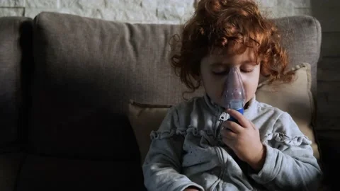 Bambina con aerosol Stock Footage 163511689
