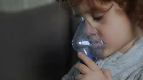 Bambina con aerosol Video stock 163512229