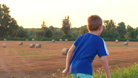 Bambino corsa 動画素材 135919198