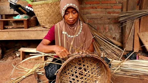 Bamboo basket craftswoman while doing his work in a place, Video stock 114699354