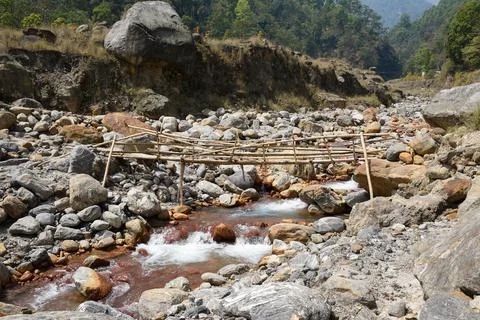 Bamboo bridge over high current himalyan river . Foto stock