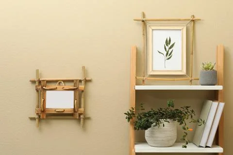 Bamboo frames and different decor elements indoors Foto stock