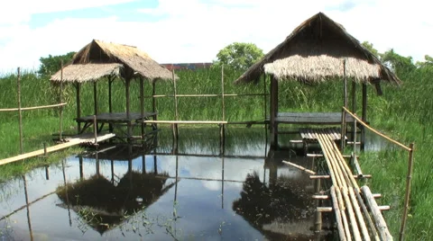 Bamboo Huts On The Water 스톡 동영상 1806804
