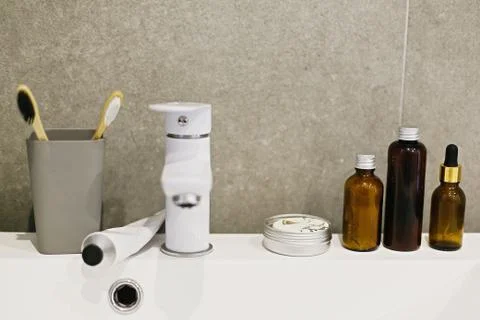 Bamboo toothbrush, ubtan for skin, solid shampoo in metal can, toothpaste in  스톡 사진