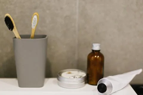 Bamboo toothbrush, ubtan for skin, solid shampoo in metal can, toothpaste in  스톡 사진