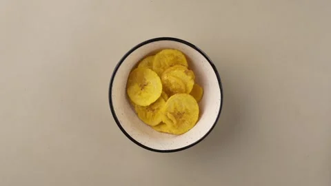 Banana chips, an Indian snack timelapse shot. Vidéo 333282909