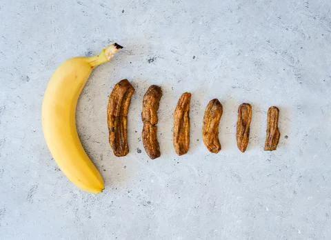 Banana drying process. Different sizes of dried banana. Dried bananas on a co Stock-Fotos