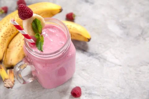 Banana raspberry smoothie Stock-Fotos