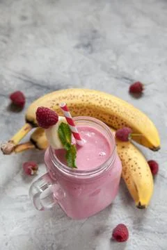 Banana raspberry smoothie Stock-Fotos