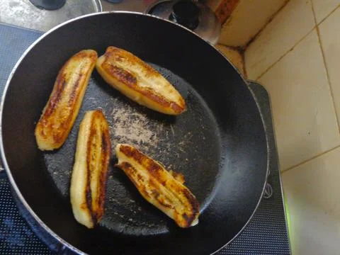 Bananas roasted in a pan 스톡 사진