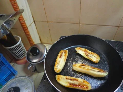 Bananas roasted in a pan 스톡 사진