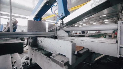 Band saw saws a stack of metal profiles for the production of plastic windows Vidéo 129366338