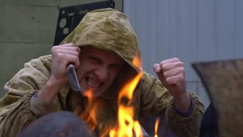 A bandit pulls a knife near the fire 스톡 동영상 87786632