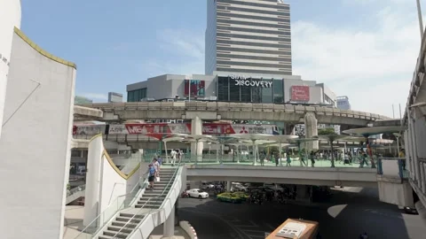 Bangkok BTS skytrain passing through Siam Discovery Shopping Center Bangkok. Stockbeeldmateriaal 300351927