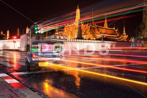 Bangkok night traffic - tuk tuk in front of the grand palace Stock Photos