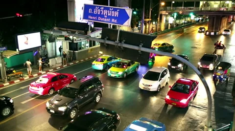 Bangkok overhead traffic sign &amp; intersection night 스톡 동영상 61479596