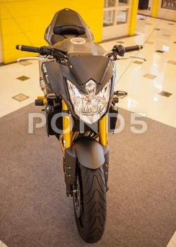 Bangkok - september 22: yamaha fz8 on display at the promenade bigbike show o Stock Photos