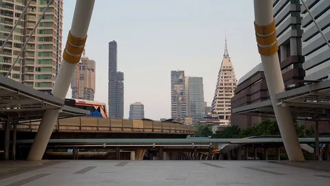 Bangkok sky train passing on the elevated railway, Bangkok, Thailand. Vidéo 122466408
