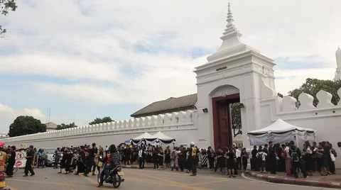 BANGKOK, THAILAND : Mourners queue to exit the Grand Palace Stock Footage 69071665