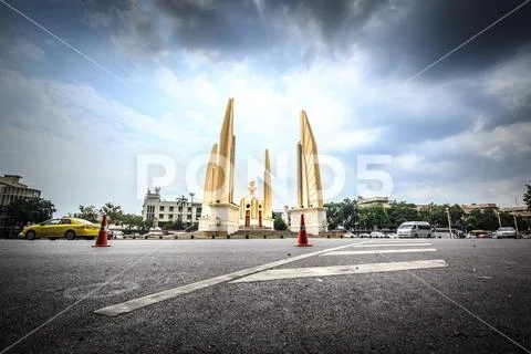 Bangkok, Thailand - Oct 19, 2016 : Democracy Monument ( Anusawari Prachathi.. Stock Photos