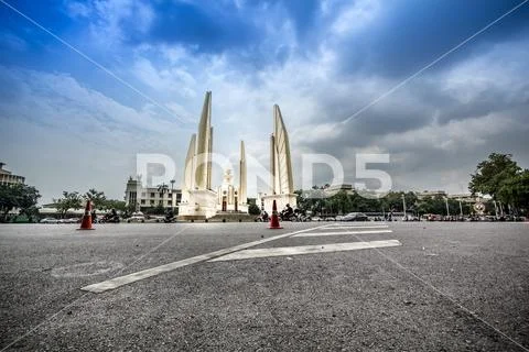 Bangkok, Thailand - Oct 19, 2016 : Democracy Monument ( Anusawari Prachathi.. Stock Photos