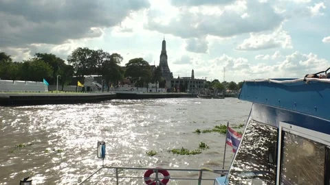 BANGKOK, THAILAND : View of Chao Phraya river and Wat Arun in sunny daytime. 스톡 동영상 293174752