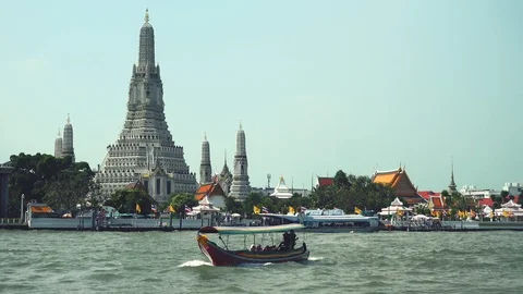 Bangkok - View of Chao Phraya river with long-tail boats and Wat Arun temple Stock Footage 85478190