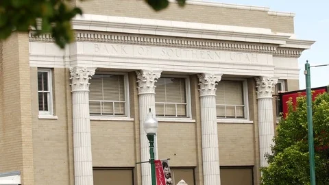 Bank building with white columns Vídeos de archivo 70215368