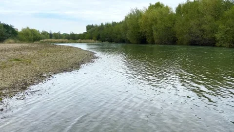 The bank of a mountain river covered with river pebbles.  Vídeo Stock 318968523
