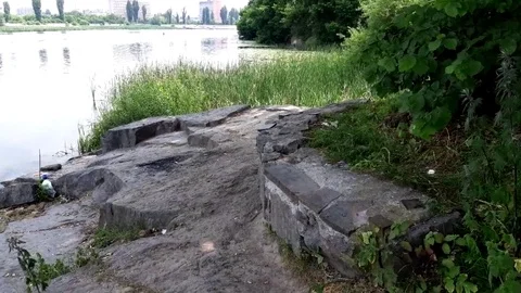 Bank of the river Stockbeeldmateriaal 90540605